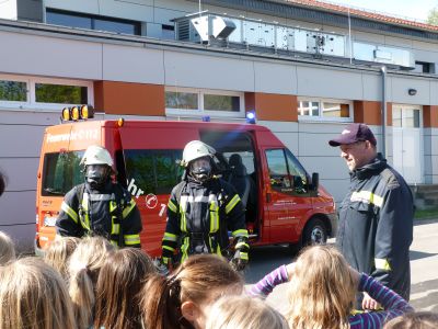 Feuerwehrm&auml;nner mit Atemschutzger&auml;t 