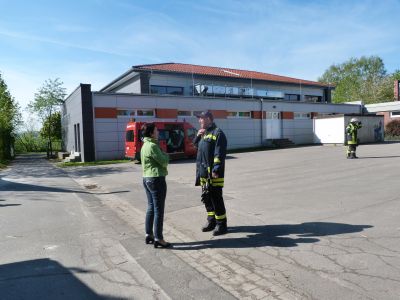 Frau Weidemann gibt Meldung. 