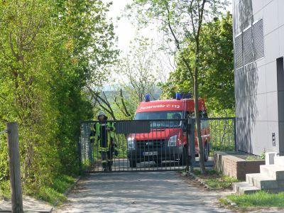 Der erste Wagen kommt. 