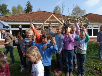 Kinder mit vorbereiteten Schilfhalmen 