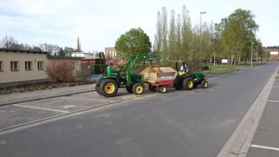 Zum Besanden wurden 56 t Kies auf dem Platz ausgebracht 