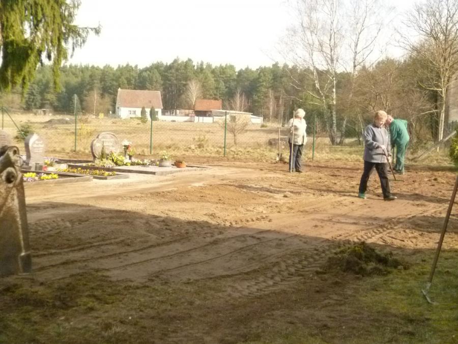 Bild: Nun ist der Friedhof wieder eben.