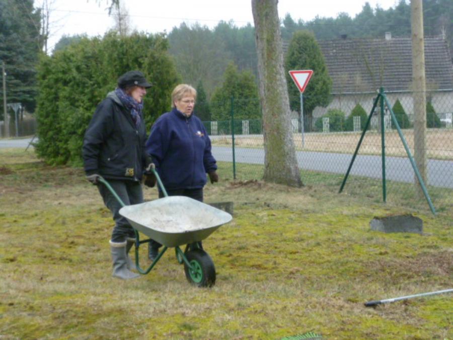Bild: Die Schubkarre gehörte auch zu den Arbeitsgeräten.