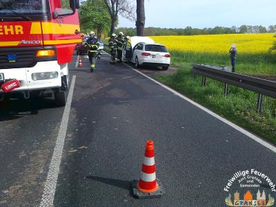 Einsatzkr&auml;fte am Unfallfahrzeug 