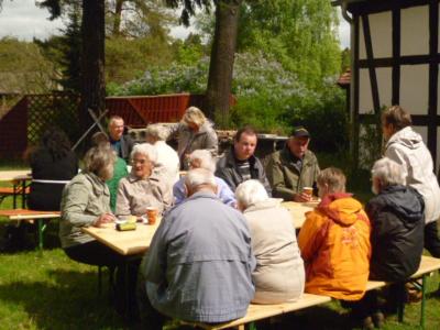 Nach dem Gottesdienst schmeckt der Kuchen.  (Bild vergr&ouml;&szlig;ern)