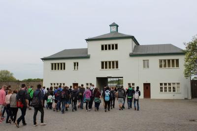 Foto des Albums: Exkursion der 9. Jahrgangsstufe zur Gedenkstätte „Sachsenhausen“ (12. 05. 2015)