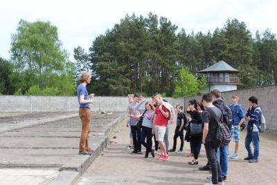 Foto des Albums: Exkursion der 9. Jahrgangsstufe zur Gedenkstätte „Sachsenhausen“ (12. 05. 2015)