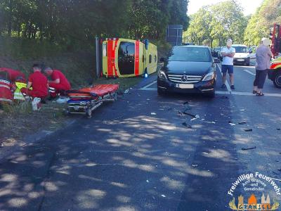 verunfallter RTW - Rettungskr&auml;fte bei der Arbeit 