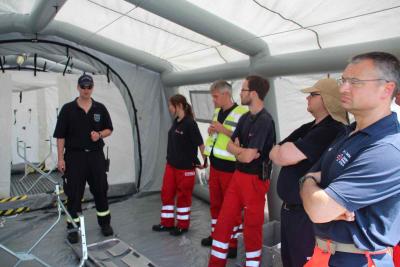Nach der &Uuml;bung wirde dem Gr&ouml;No-Team SL jede einzelne Statiuon erkl&auml;rt  (Bild vergr&ouml;&szlig;ern)