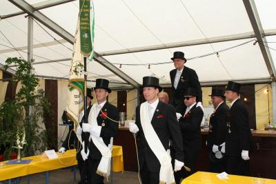 Hineintragen des neuen K&ouml;nigs in das Festzelt zur Proklamation 