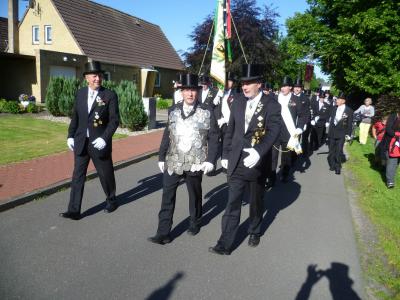 Gro&szlig;er Festumzug der Gilde am Sonntagmorgen 
