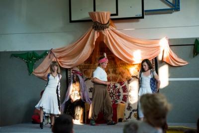 Vorschaubild: Theaterstück: 4 Kinder auf der Bühne orientalisch kostümiert