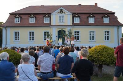 Foto des Albums: Sommertheater zur 750-Jahrfeier in Dahme/Mark im Kavalierhof (17.07.2015)