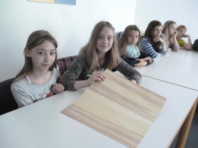 Foto des Albums: Die Klasse 5a lernt das Möbelwerk in Meyenburg kennen (21. 05. 2015)