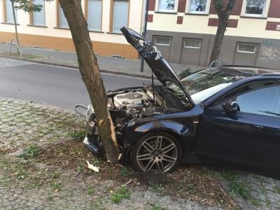 Foto des Albums: Einsatz 331/2015 - PKW am Baum