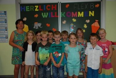 Die Erstkl&auml;ssler der Klasse FLEX B mit Frau G&ouml;tze  (Bild vergr&ouml;&szlig;ern)