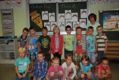 Die Erstkl&auml;ssler der Klasse FLEX A mit Frau Schneider  (Bild vergr&ouml;&szlig;ern)