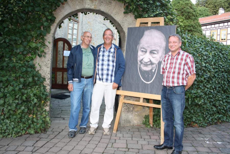 Bild: Initiatoren d. Ausstellung v.l. M. Klinkhardt, A. Herold, A. Stephan vor dem Foto von Thea de Haas