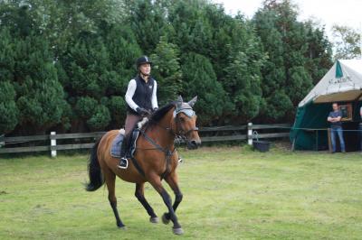 Nele Rudolph auf ihren Ritt zur Kinder-Ringreiterk&ouml;nigin im Galopp. 