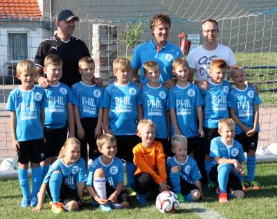 Foto des Albums: Phil Stewman übergibt Trikots an die kleinen Fußballer