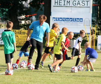 Foto des Albums: Phil Stewman übergibt Trikots an die kleinen Fußballer