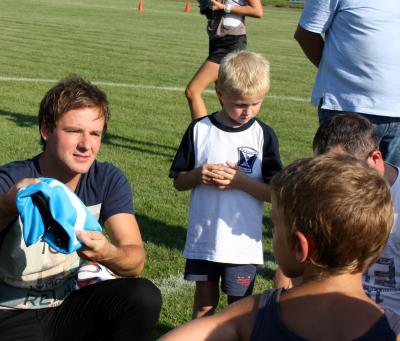 Foto des Albums: Phil Stewman übergibt Trikots an die kleinen Fußballer