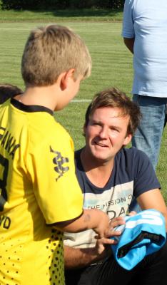 Foto des Albums: Phil Stewman übergibt Trikots an die kleinen Fußballer
