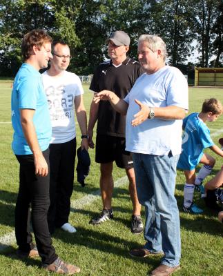 Foto des Albums: Phil Stewman übergibt Trikots an die kleinen Fußballer