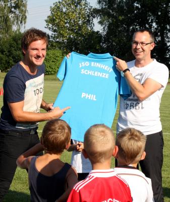 Foto des Albums: Phil Stewman übergibt Trikots an die kleinen Fußballer