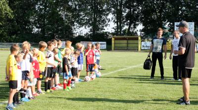 Foto des Albums: Phil Stewman übergibt Trikots an die kleinen Fußballer