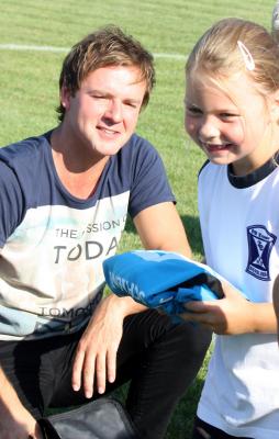 Foto des Albums: Phil Stewman übergibt Trikots an die kleinen Fußballer