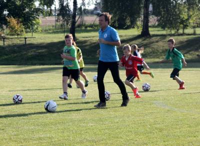 Foto des Albums: Phil Stewman übergibt Trikots an die kleinen Fußballer