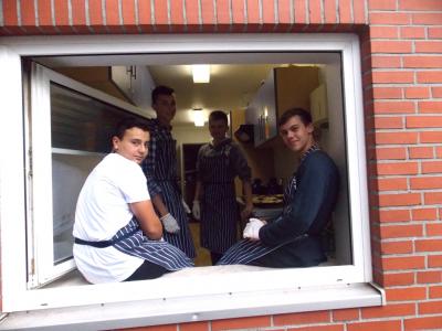 Das Catering-Team des 10. Jahrgangs vor dem gro&szlig;en Ansturm 