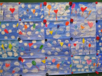 Sch&uuml;ler der 2. Klassen stellen den Luftballonflug der Einschulung im Kunstunterricht nach.  (Bild vergr&ouml;&szlig;ern)