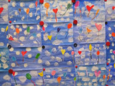 Sch&uuml;ler der 2. Klassen stellen den Luftballonflug der Einschulung im Kunstunterricht nach.  (Bild vergr&ouml;&szlig;ern)