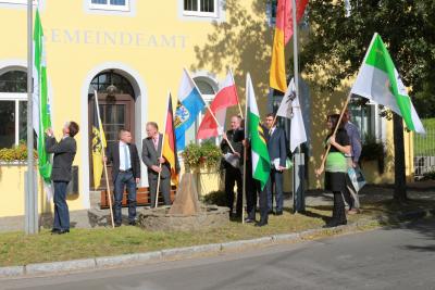 Hissen der Gemeindeflagge 