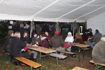 Foto des Albums: Aufstellen ds Weihnachtsbaumes in Leezen, Schloßlatz