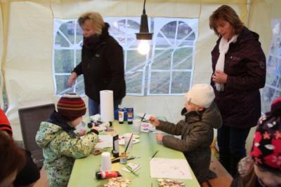 Foto des Albums: Aufstellen ds Weihnachtsbaumes in Leezen, Schloßlatz