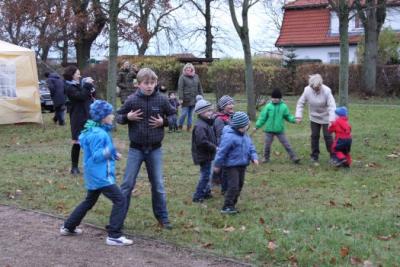 Foto des Albums: Aufstellen ds Weihnachtsbaumes in Leezen, Schloßlatz