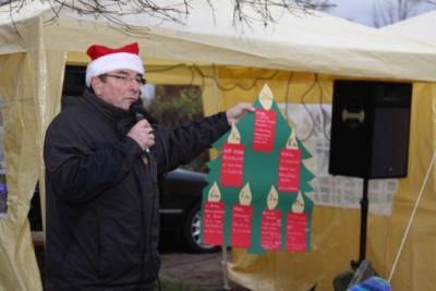 Foto des Albums: Aufstellen ds Weihnachtsbaumes in Leezen, Schloßlatz
