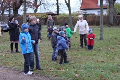 Foto des Albums: Aufstellen ds Weihnachtsbaumes in Leezen, Schloßlatz
