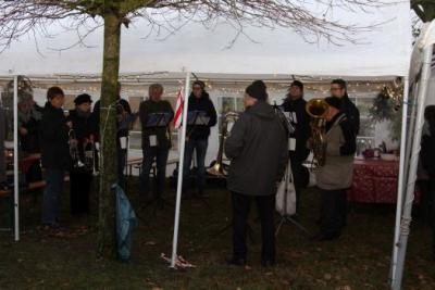 Foto des Albums: Aufstellen ds Weihnachtsbaumes in Leezen, Schloßlatz