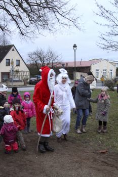 Foto des Albums: Aufstellen ds Weihnachtsbaumes in Leezen, Schloßlatz
