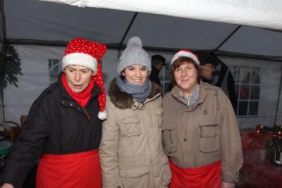Foto des Albums: Aufstellen ds Weihnachtsbaumes in Leezen, Schloßlatz