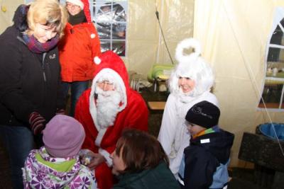 Foto des Albums: Aufstellen ds Weihnachtsbaumes in Leezen, Schloßlatz