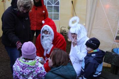 Foto des Albums: Aufstellen ds Weihnachtsbaumes in Leezen, Schloßlatz