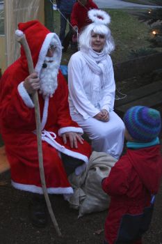 Foto des Albums: Aufstellen ds Weihnachtsbaumes in Leezen, Schloßlatz
