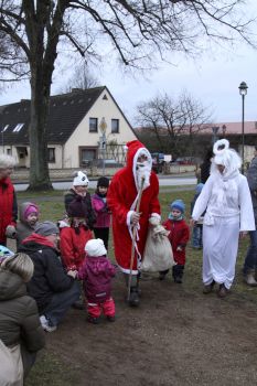 Foto des Albums: Aufstellen ds Weihnachtsbaumes in Leezen, Schloßlatz