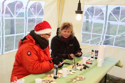 Foto des Albums: Aufstellen ds Weihnachtsbaumes in Leezen, Schloßlatz