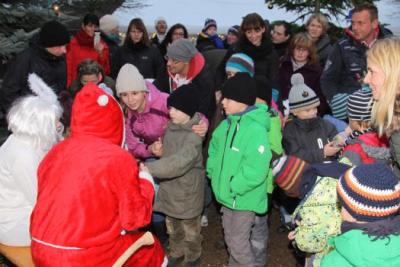 Foto des Albums: Aufstellen ds Weihnachtsbaumes in Leezen, Schloßlatz